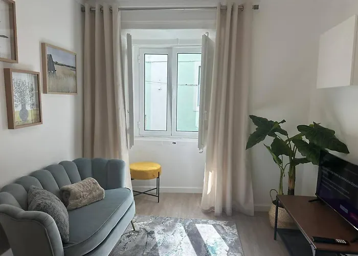 Stylish Renovated Apartment In Chiado