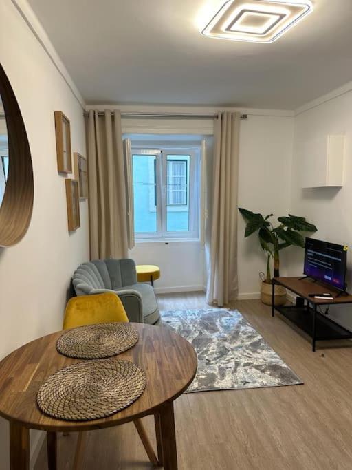 Stylish Renovated In Chiado Apartment Lisbon