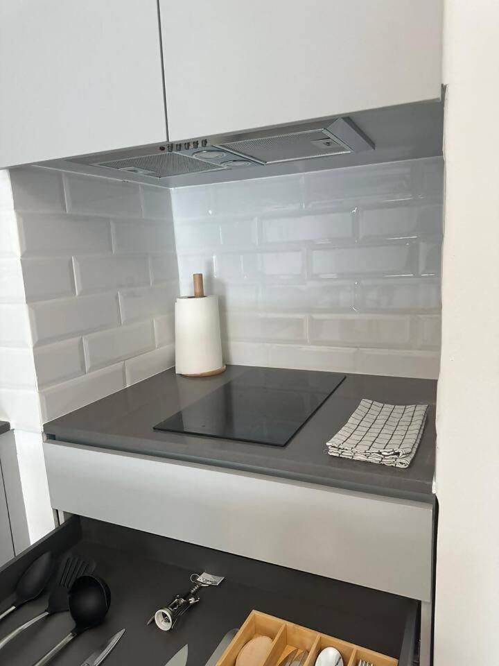 Apartment Stylish Renovated In Chiado Lisbon